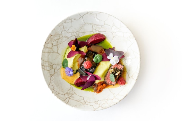 talerz z kolorowym daniem