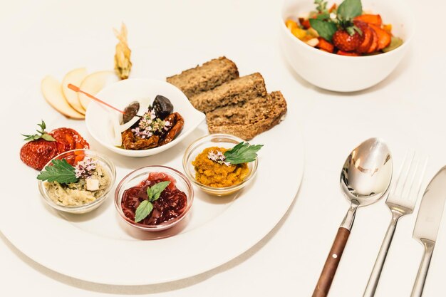 kolorowe dania na stole